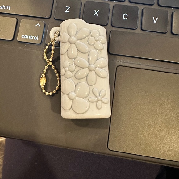 NWOT Larroude Lighter Case- Limited Edition - Picture 3 of 3